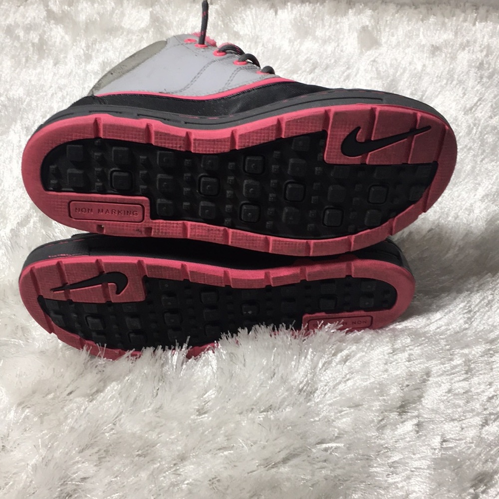 Nike - Picture 4 of 4